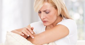 Vrouw Die Elleboog Bekijkt en Voelt