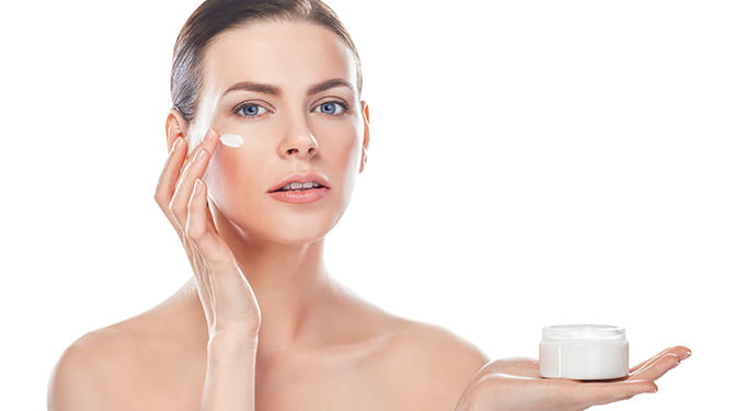 Vrouw Smeert Verzorgingsproduct Op Gezicht