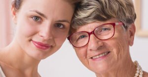 Jonge vrouw en oudere vrouw