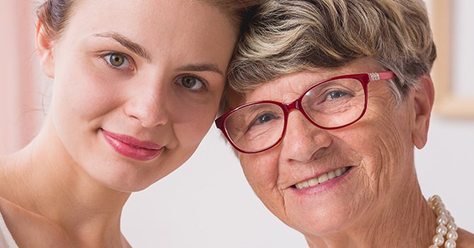 Jonge vrouw en oudere vrouw