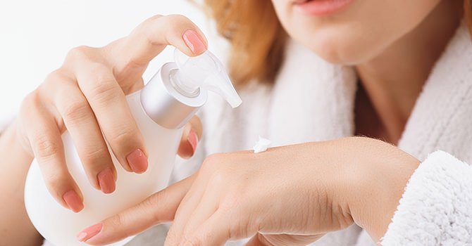 Vrouw Brengt Handpompje Op Bovenkant Hand