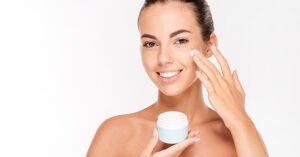 Vrouw Die Creme Aanbrengt Op Gezicht
