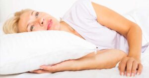 Blonde vrouw wakker perfect haar