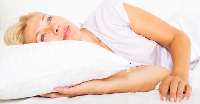 Blonde vrouw wakker perfect haar