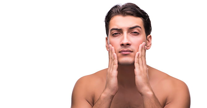 Man die zijn gezicht voelt