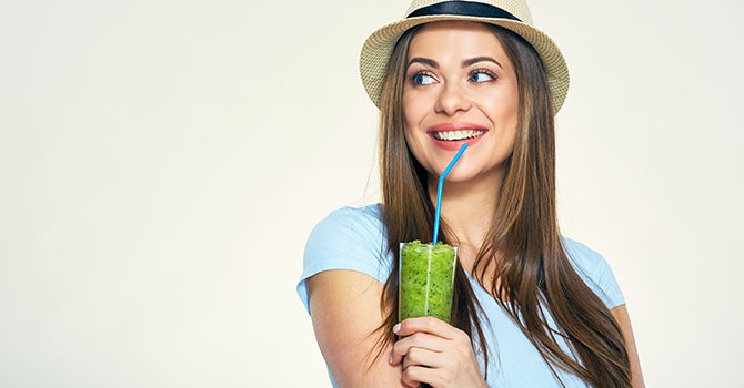 Vrouw Met Hoed en Smoothie In De Hand