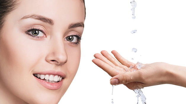 Gezicht En Handen Met Druppelend Water