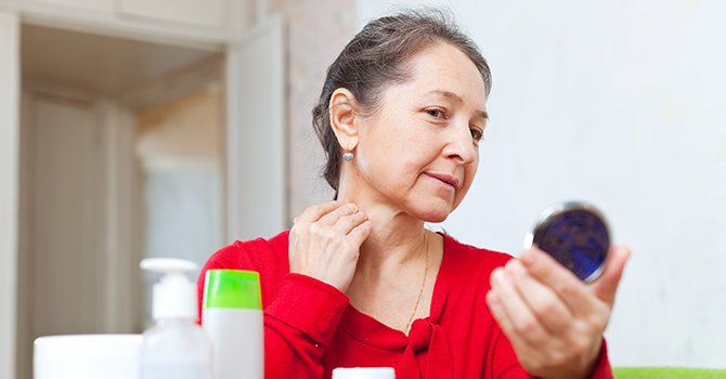 Oude Vrouw Bekijkt Nek in Spiegel