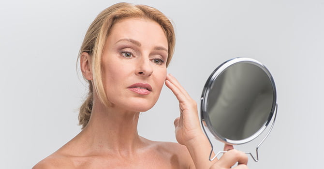 Vrouw Bekijkt Zichzelf in Spiegel