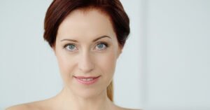 Gezicht Vrouw Met Rood Haar En Groene Opgen