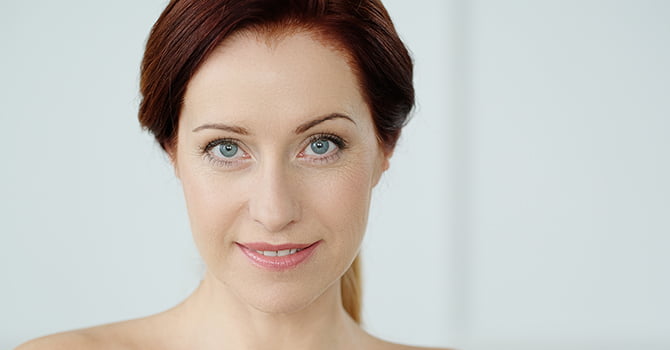 Gezicht Vrouw Met Rood Haar En Groene Opgen