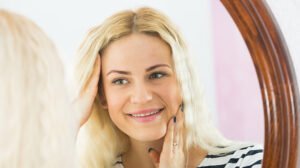 Vrouw Houd gezicht vast
