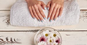 Handen Op Handdoek Schaal Met Bloemen