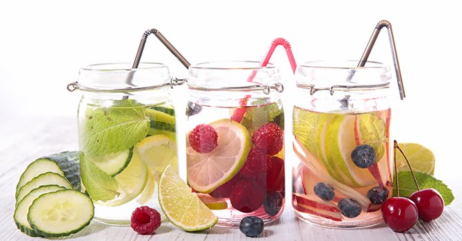 Hoe maak je detox water voor een stralende huid?