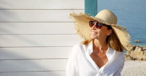 Vrouw Met Hoed En Zonnebril In De Zon