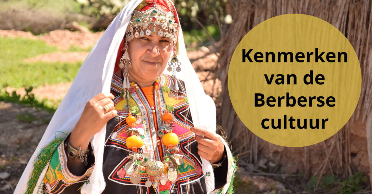 Berbervrouw in kenmerkende klederdracht cultuur