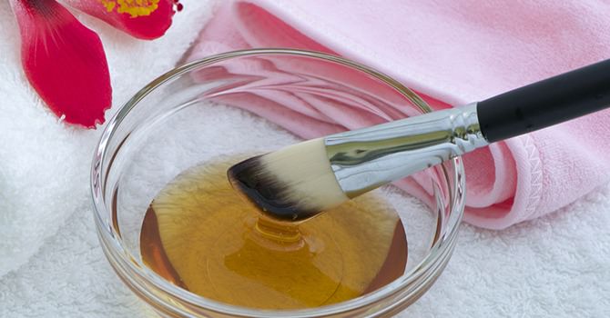 Een Doe-Het-Zelf Gezichtsmasker voor de Acne-Gevoelige Huid