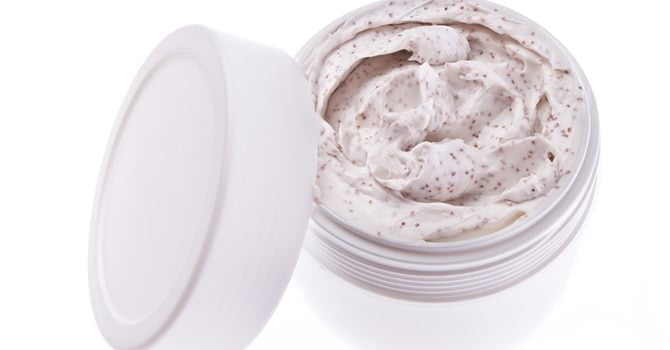 Gezichtsscrubs die Gevaarlijke Ingrediënten Bevatten