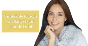 Lachende Vrouw Donker Haar Hand op Kin