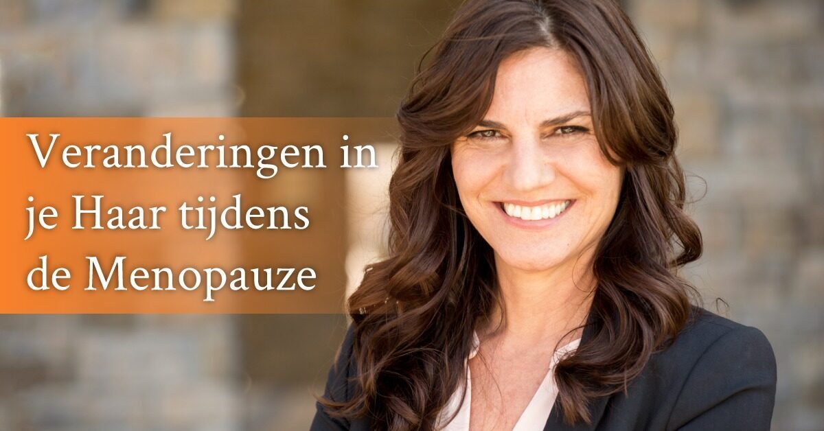Lachende vrouw donker lang haar