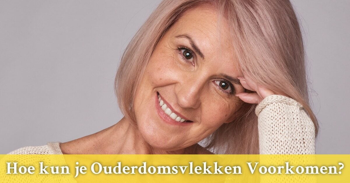Oudere vrouw hand in haar
