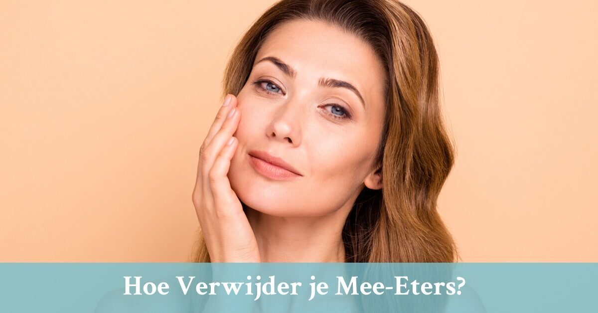 Tevreden vrouw raakt gezicht aan met hand