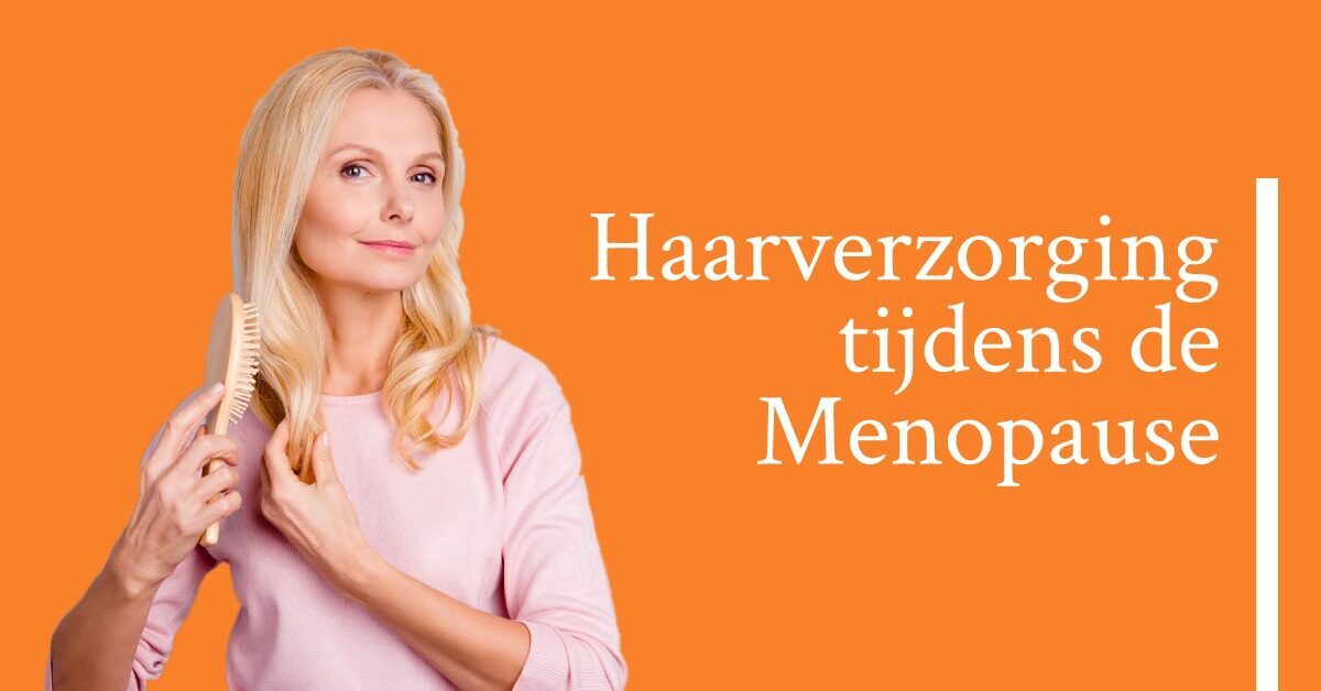 Vrouw blond borstelt haar