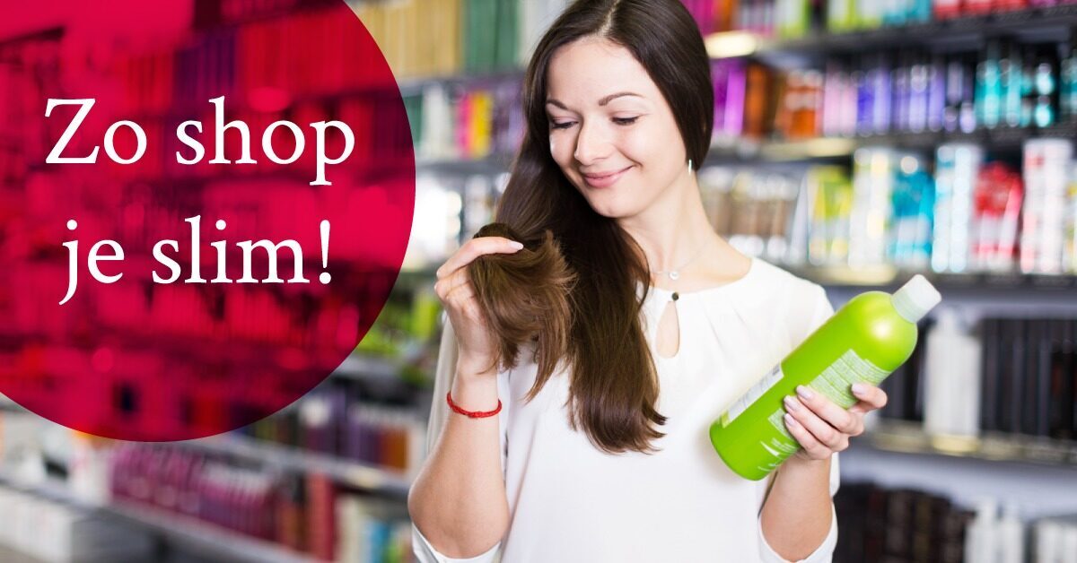 Vrouw haarproduct in hand raakt haar aan