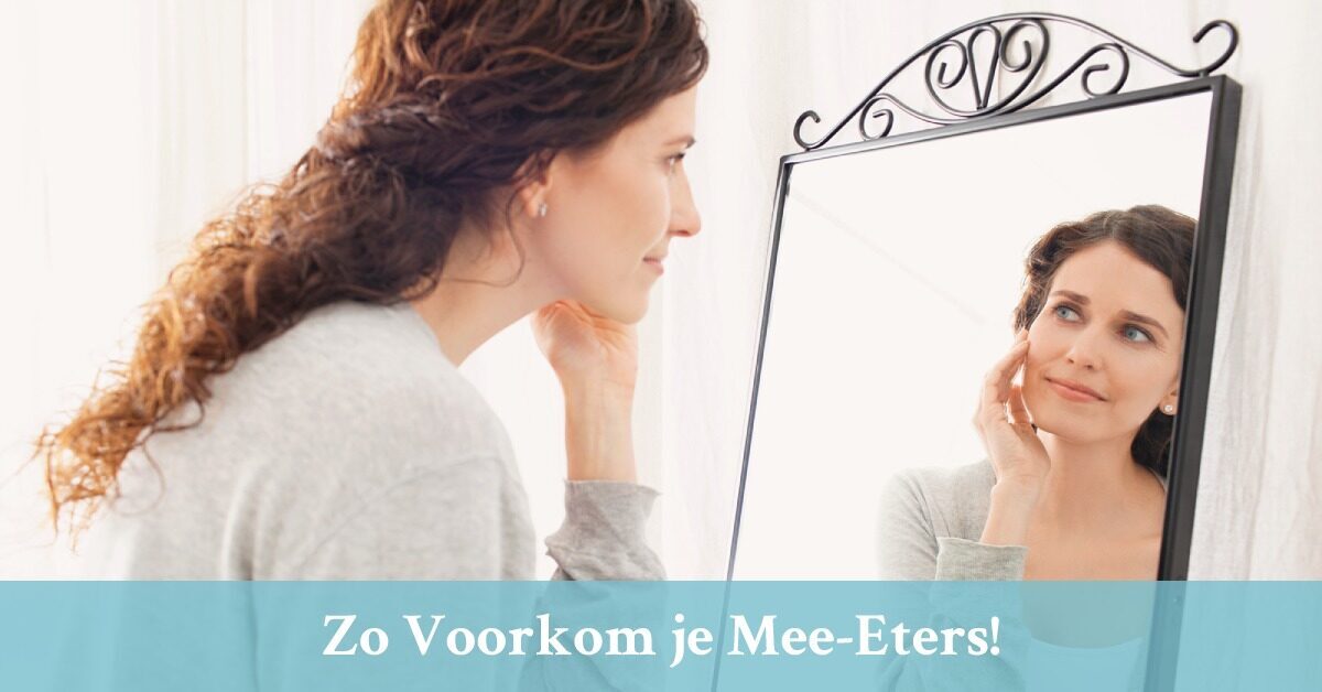 Vrouw kijkt in spiegel huid