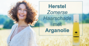 Vrouw krullend haar zomerschade blij in nazomer