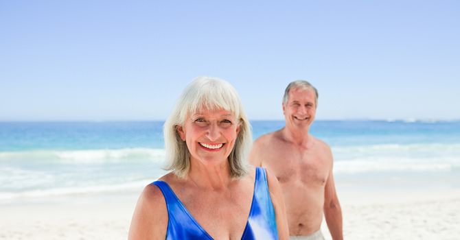 Vrouw En Man Op Het Strand