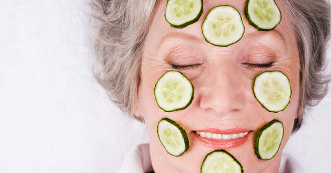 Komkommer op het gezicht