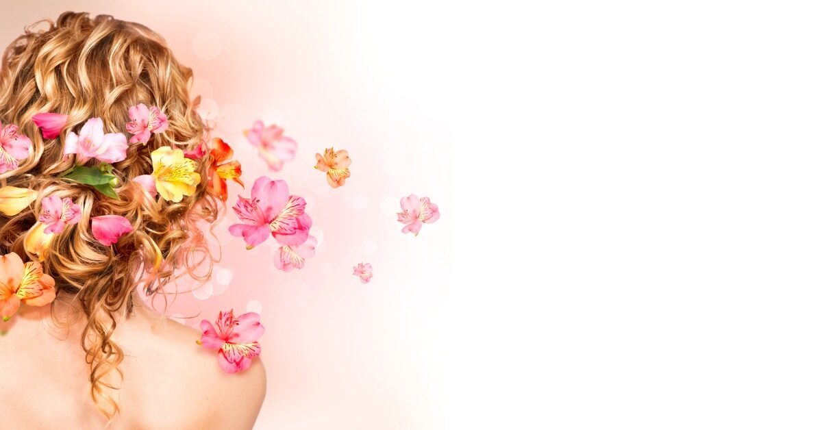 rug vrouw blond haar bloemen