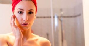 Lachende vrouw gezonde huid