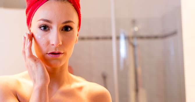 Lachende vrouw gezonde huid