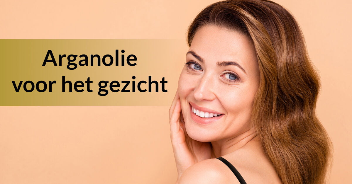 vrouw raakt gezicht aan met hand arganolie gezichtsverzorging huidverzorging