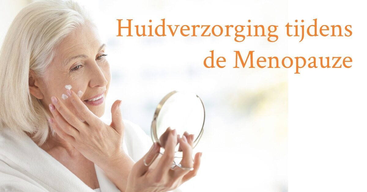 vrouw spiegel brengt creme aan op gezicht